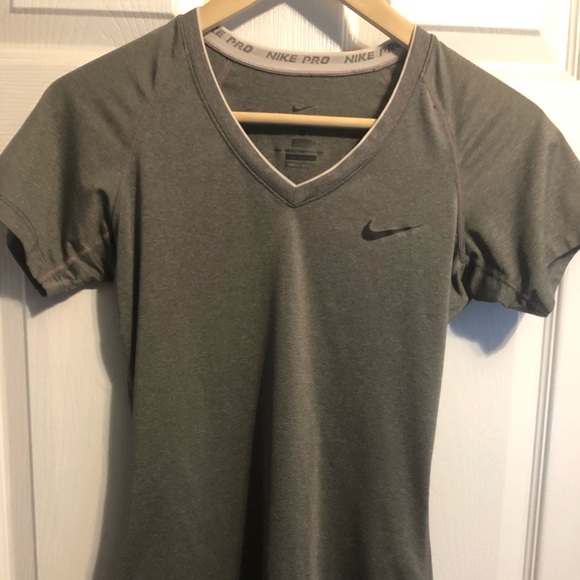 Nike Tops - Women’s Nike Training short sleeve top Sz Small